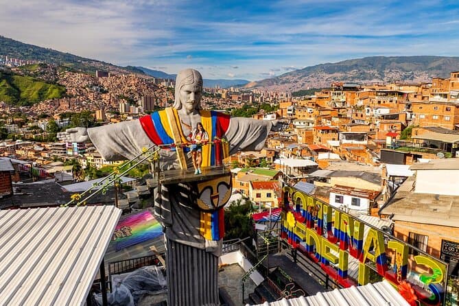 Vista aérea de Medellín en el Valle de Aburrá para servicio profesional de dron