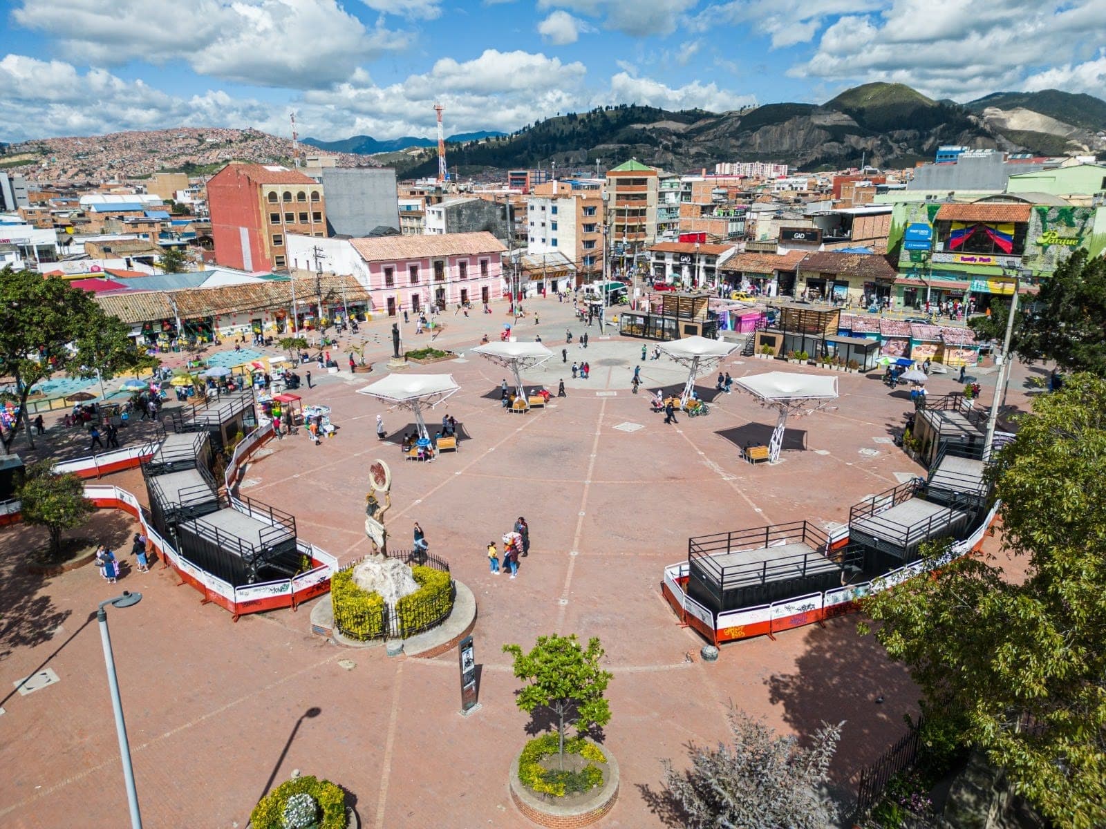 Vista aérea del parque principal de Soacha para servicio de dron en Cundinamarca