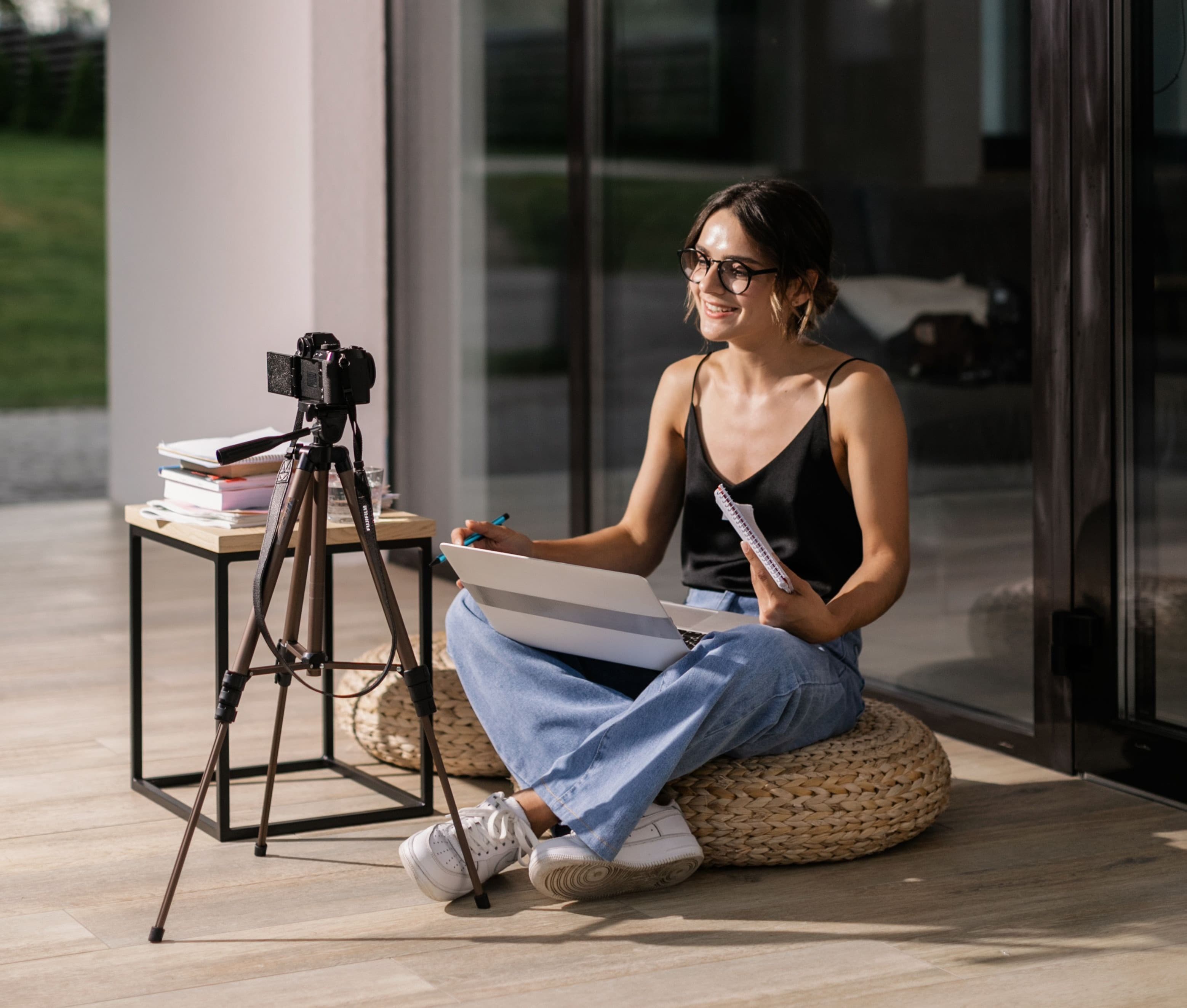 Creadora de contenido frente a una cámara preparando una grabación